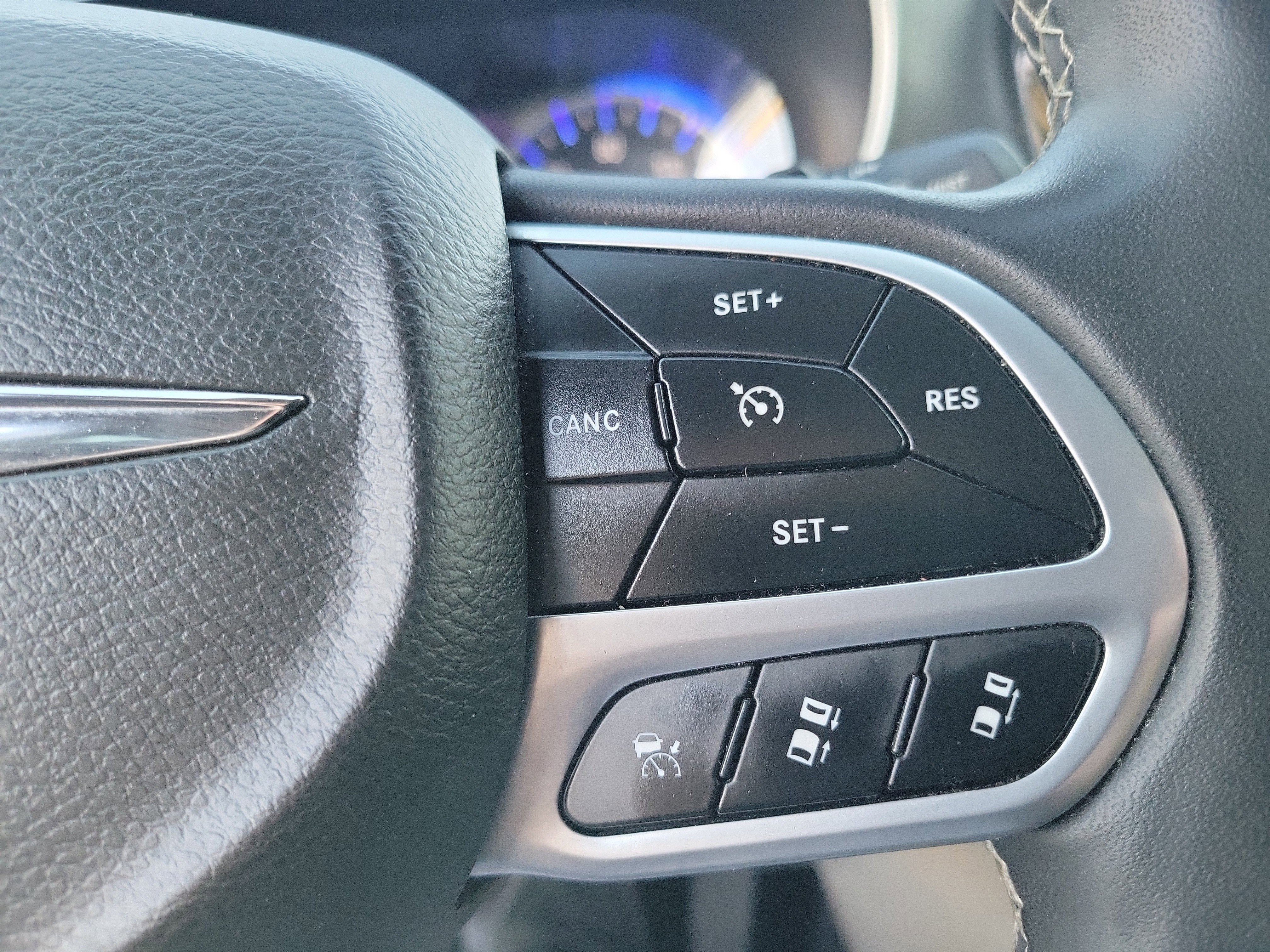 Used 2022 Chrysler Pacifica Touring-L image 8