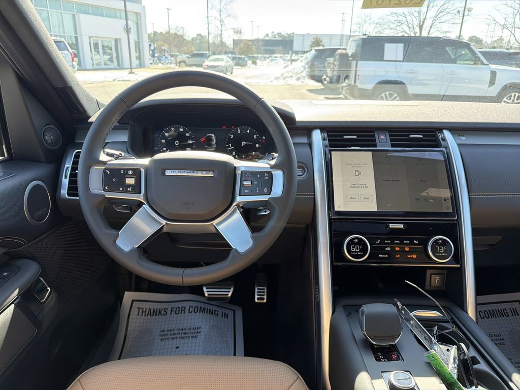 New 2026 Land Rover Discovery Dynamic SE image 4