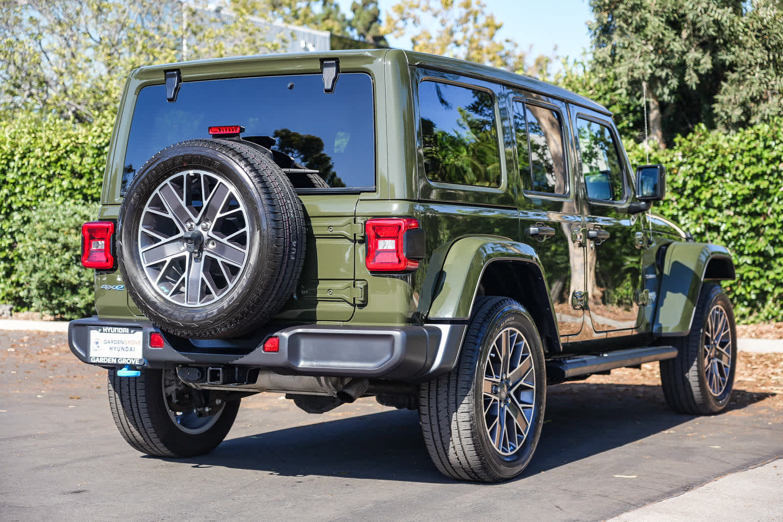 Used 2023 Jeep Wrangler Unlimited Sahara w/ Cold Weather Group AWD/4WD image 6
