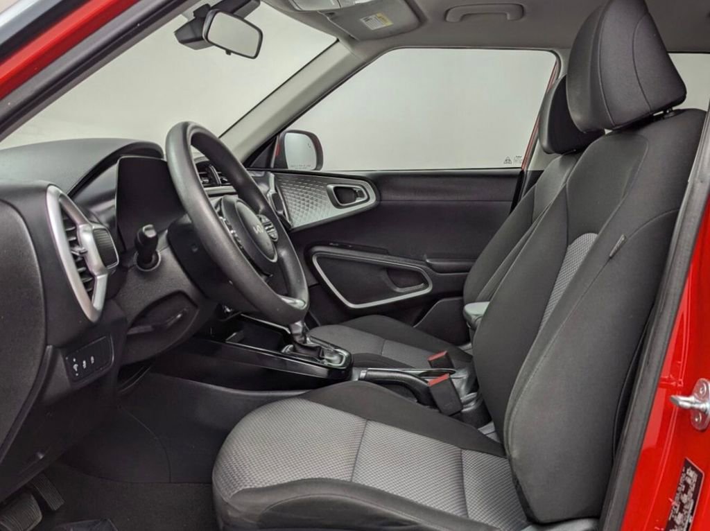 Used 2025 Kia Soul LX w/ LX Technology Package FWD image 21