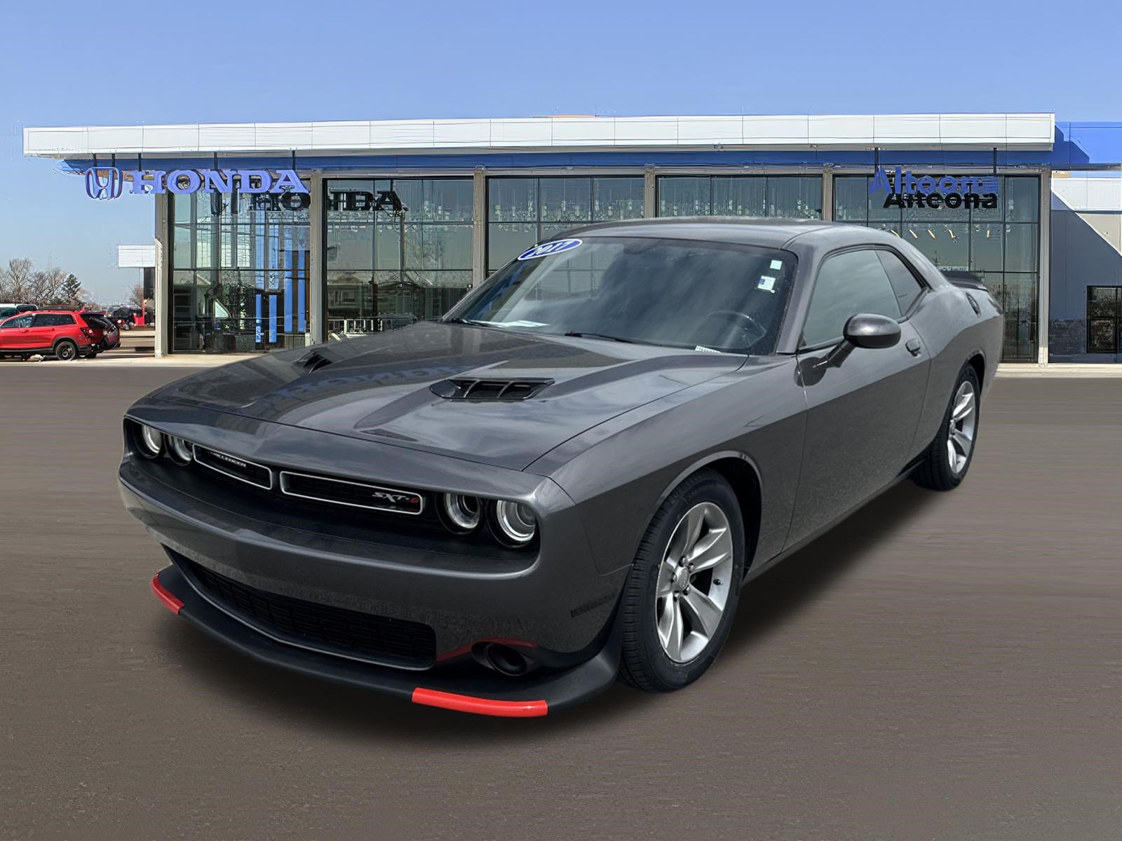 Used 2017 Dodge Challenger SXT RWD image 1