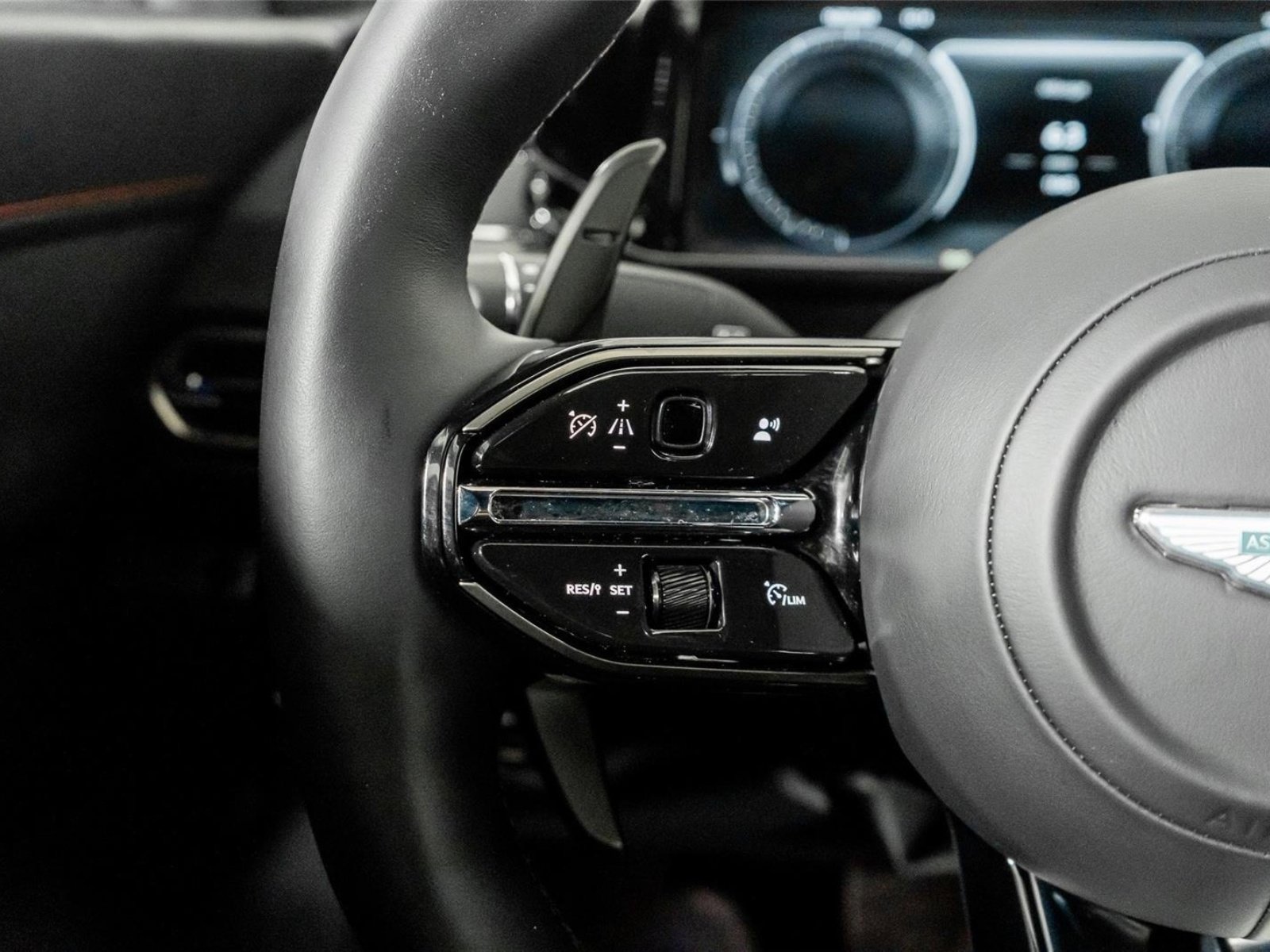 Used 2025 Aston Martin V8 Vantage Coupe RWD image 37