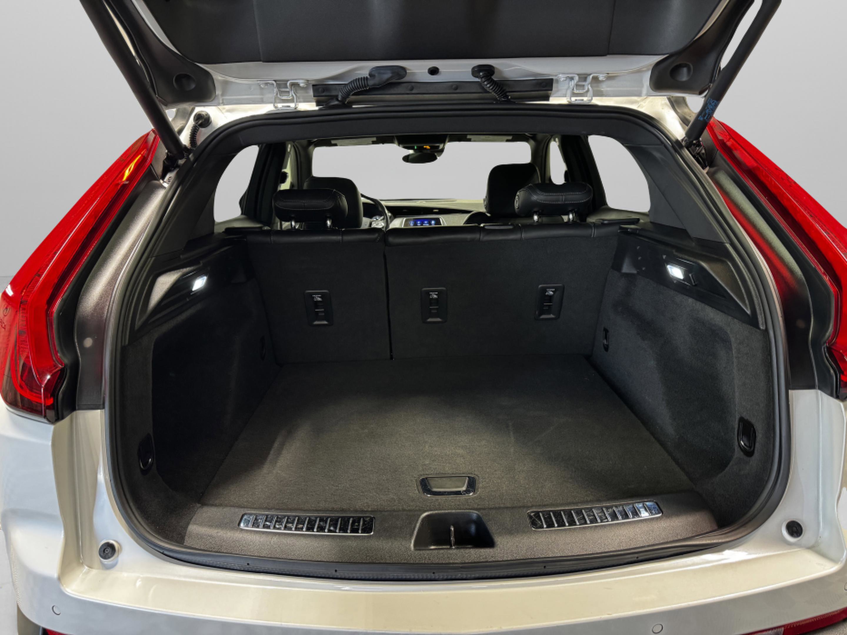 Used 2020 Cadillac XT4 Premium Luxury w/ Driver Awareness Package image 40