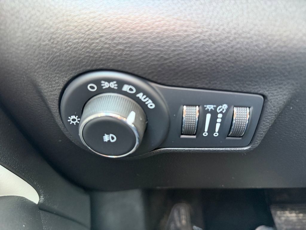 Used 2022 Jeep Compass Limited w/ Sun and Sound Group image 18