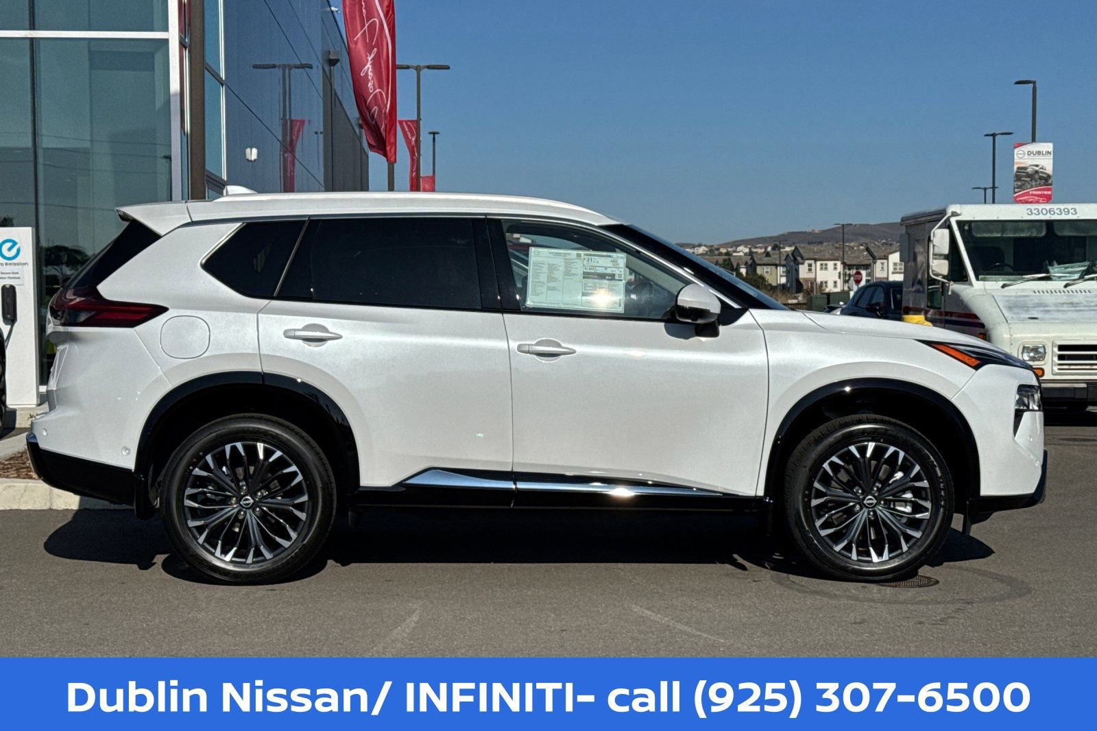 New 2026 Nissan Rogue Platinum w/ Tech Package AWD/4WD image 3