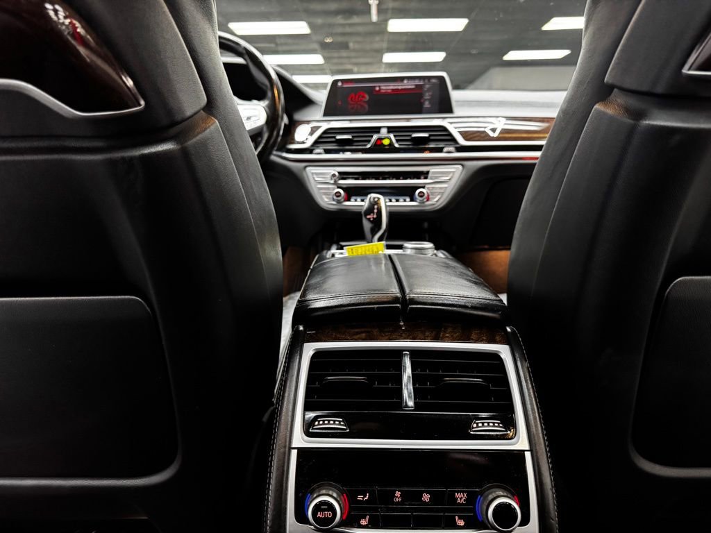 Used 2021 BMW 750i xDrive image 41