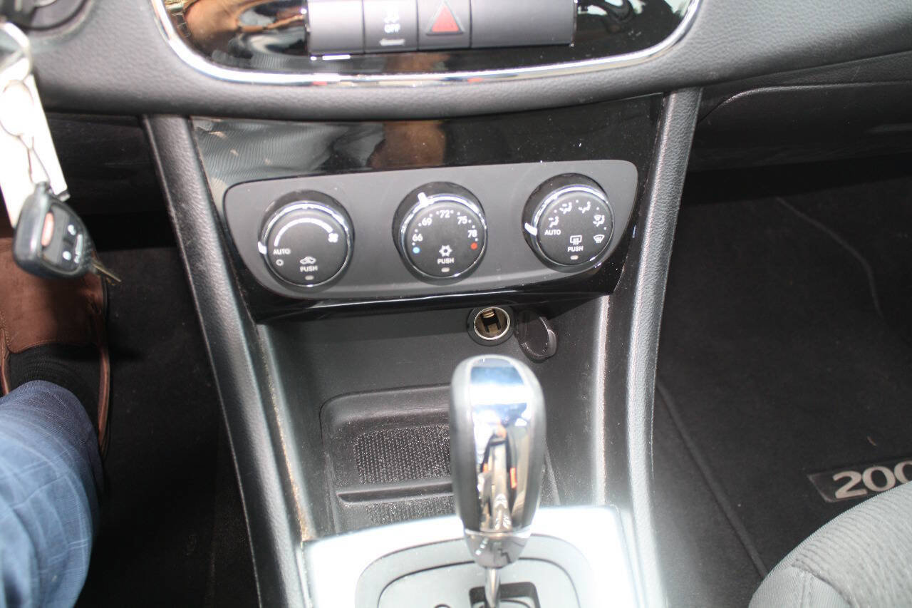 Used 2011 Chrysler 200 Touring FWD image 9