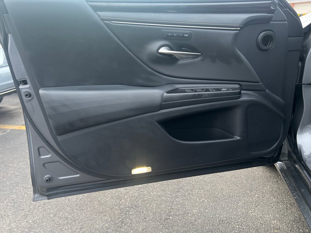 Used 2019 Lexus ES 300h w/ Accessory Package 2 FWD image 9