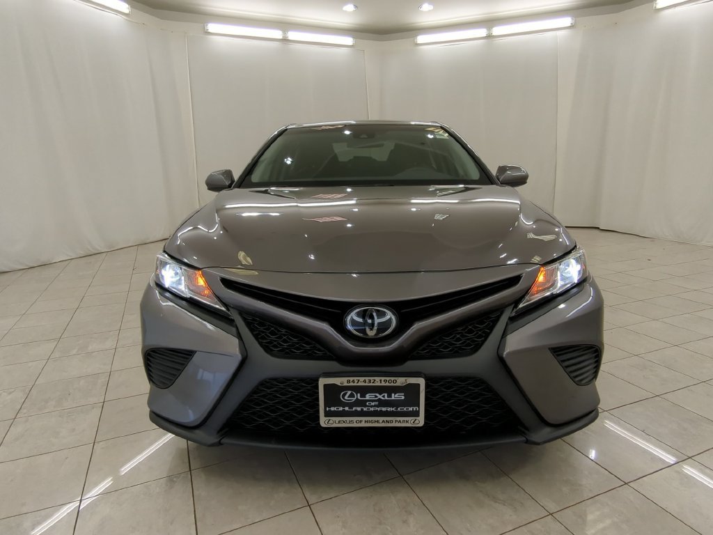 Used 2018 Toyota Camry SE w/ Moonroof Package FWD image 3