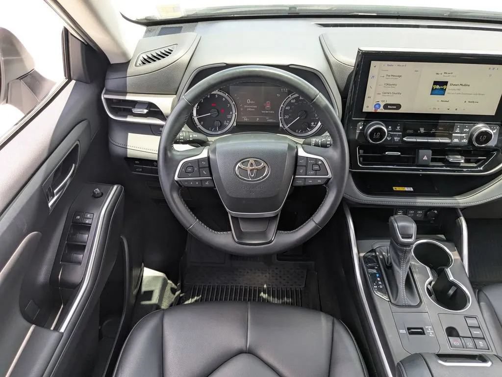Used 2023 Toyota Highlander XLE FWD image 17