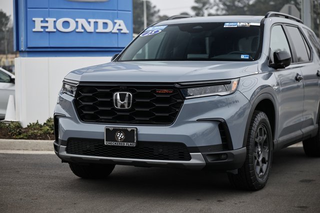 Certified 2025 Honda Pilot TrailSport image 2