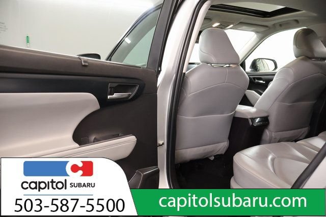 Used 2022 Toyota Highlander XLE AWD/4WD image 29