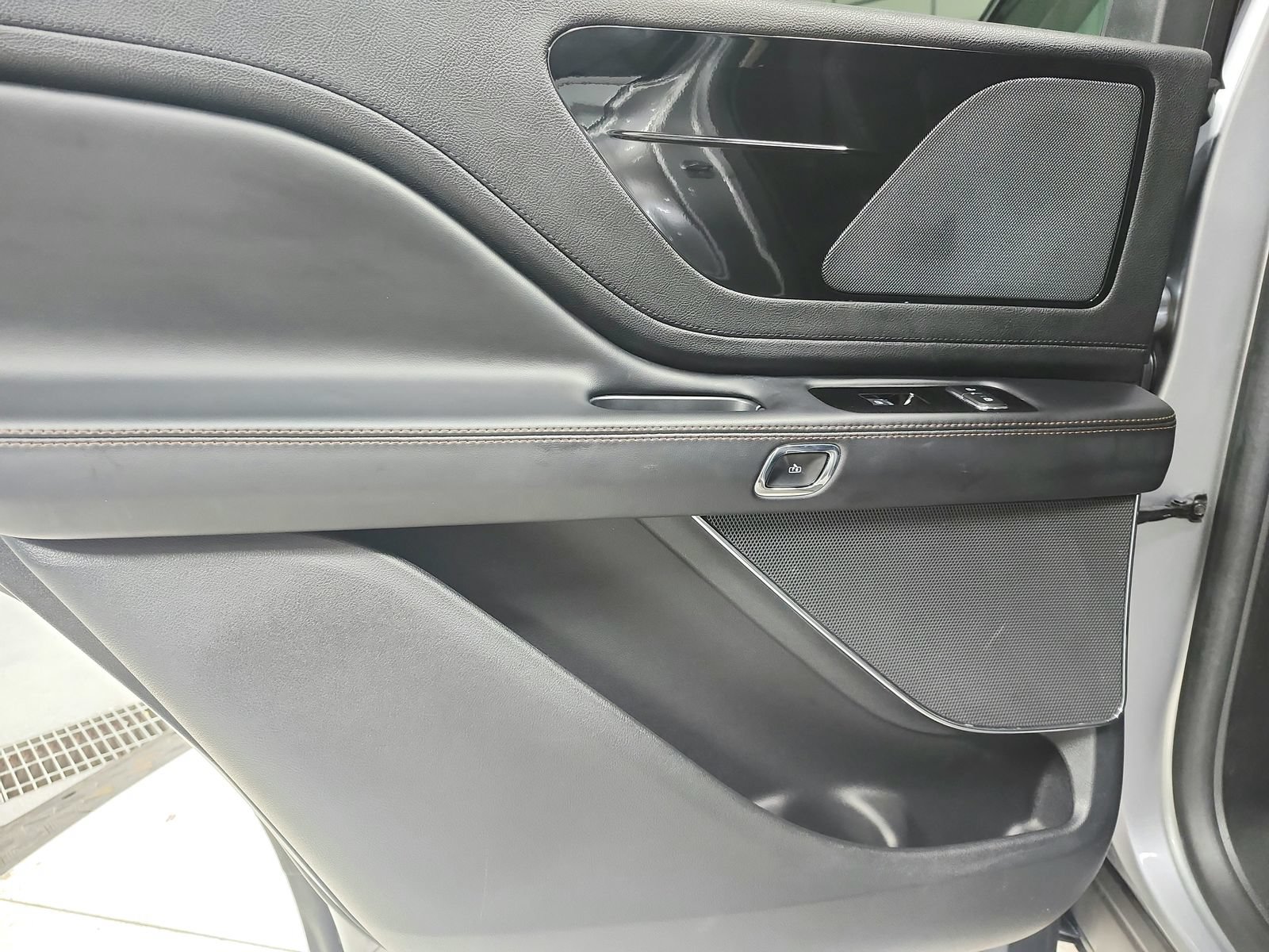 Used 2023 Lincoln Aviator AWD w/ Premium Package image 41