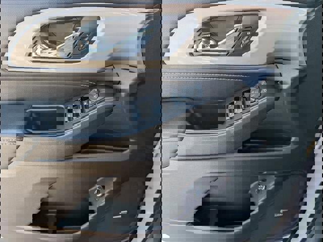 Used 2020 Chevrolet Traverse LT w/ LT Premium Package image 16