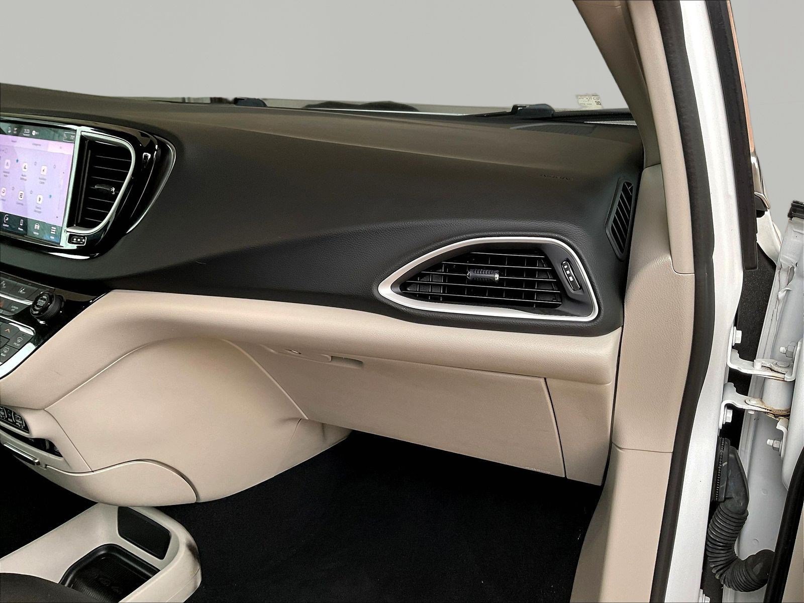 Used 2022 Chrysler Pacifica Touring-L FWD image 25