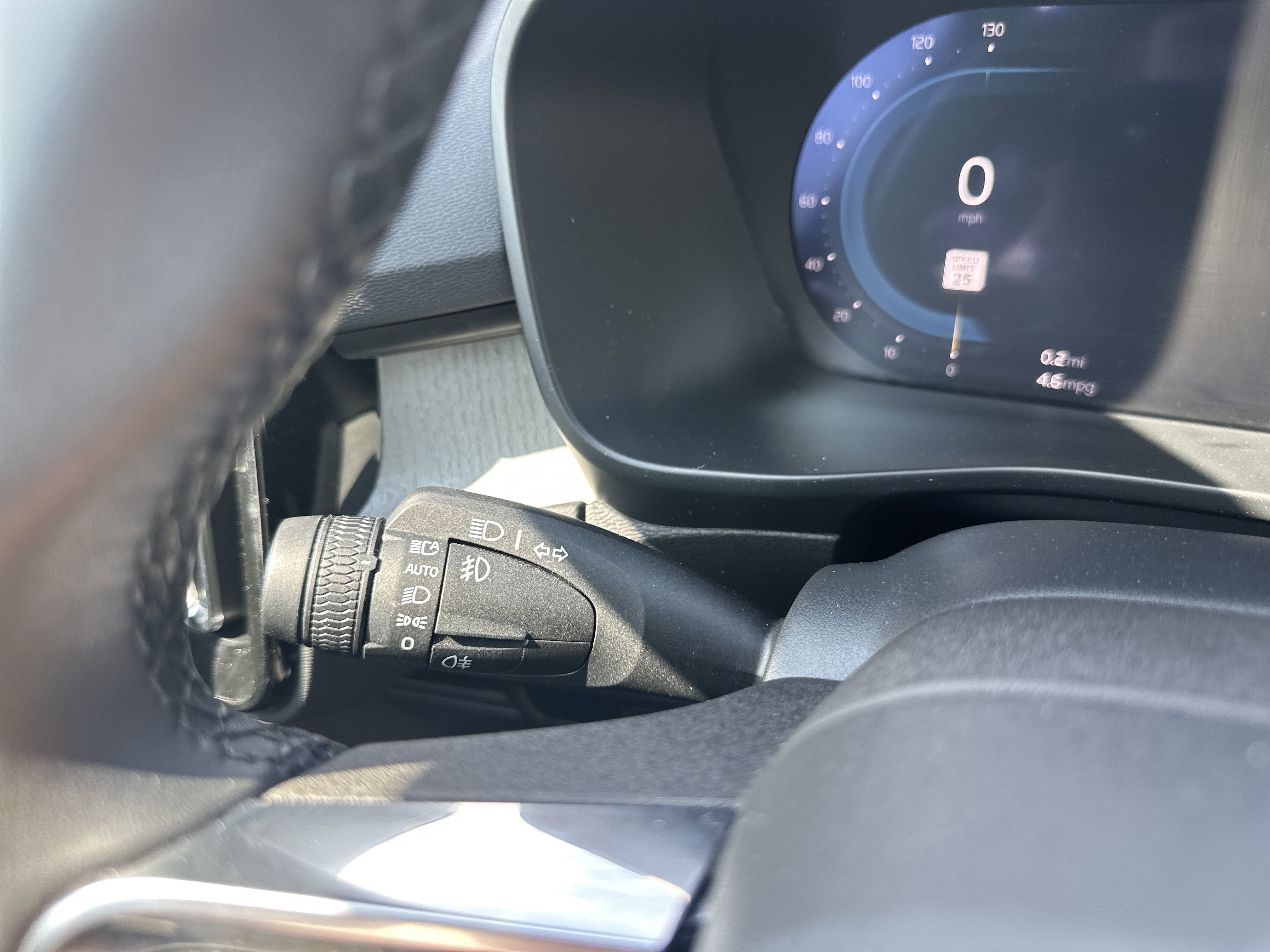 Used 2025 Volvo XC40 B5 Core image 23