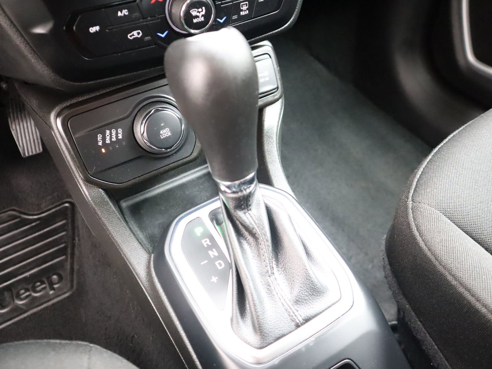 Used 2020 Jeep Renegade Latitude w/ Cold Weather Group image 39