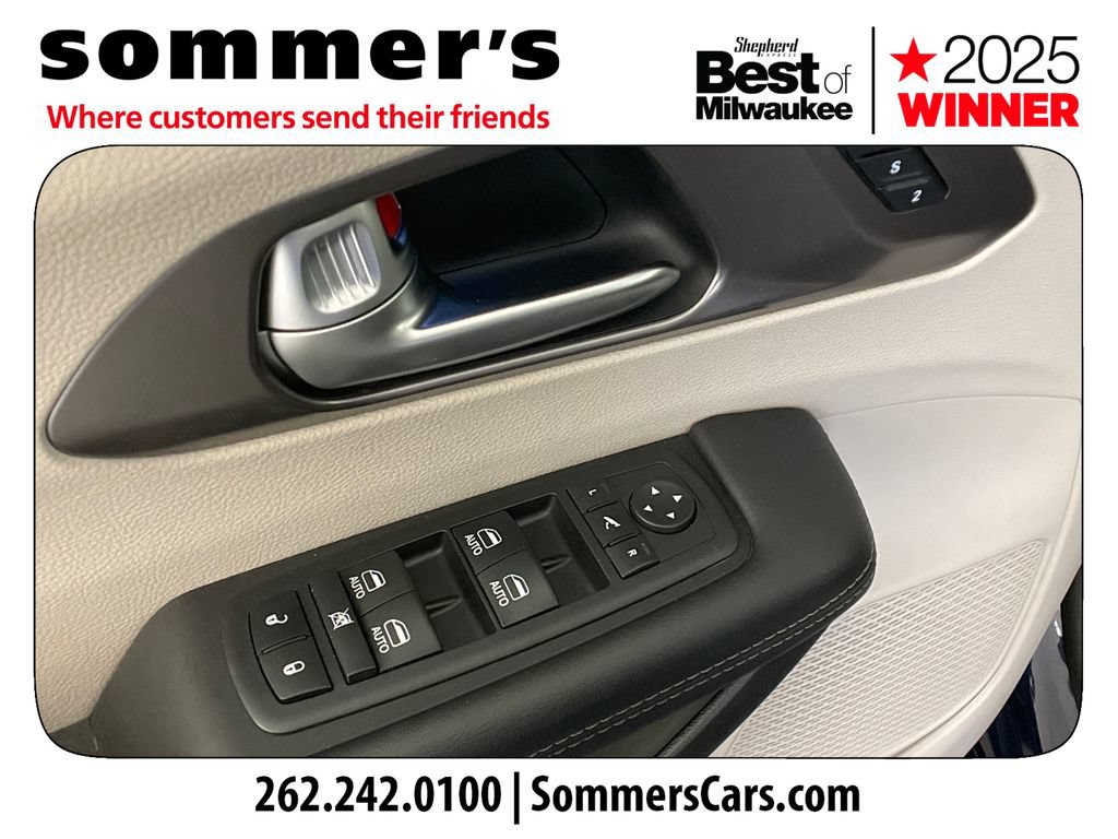 Used 2018 Chrysler Pacifica Limited w/ Tire & Wheel Group FWD image 11