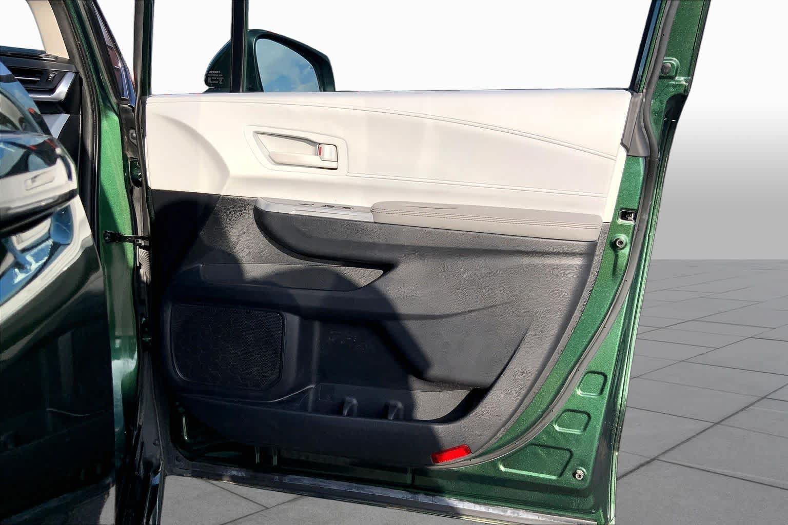Used 2025 Toyota Sienna LE w/ LE Plus Package FWD image 23
