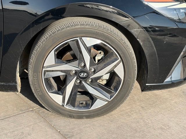 Used 2023 Hyundai Elantra Limited image 7