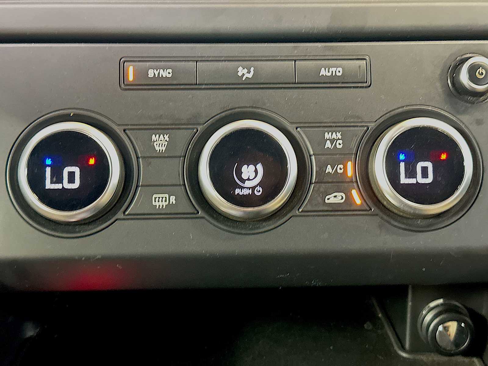 Used 2018 Land Rover Discovery SE image 16