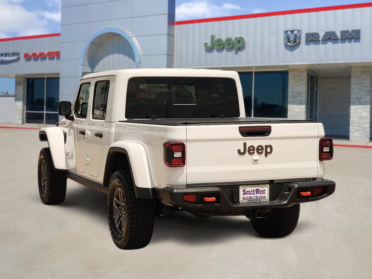 Used 2025 Jeep Gladiator Mojave w/ Convenience Group AWD/4WD image 4