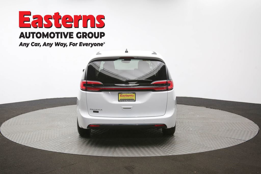 Used 2024 Chrysler Pacifica Touring-L image 36