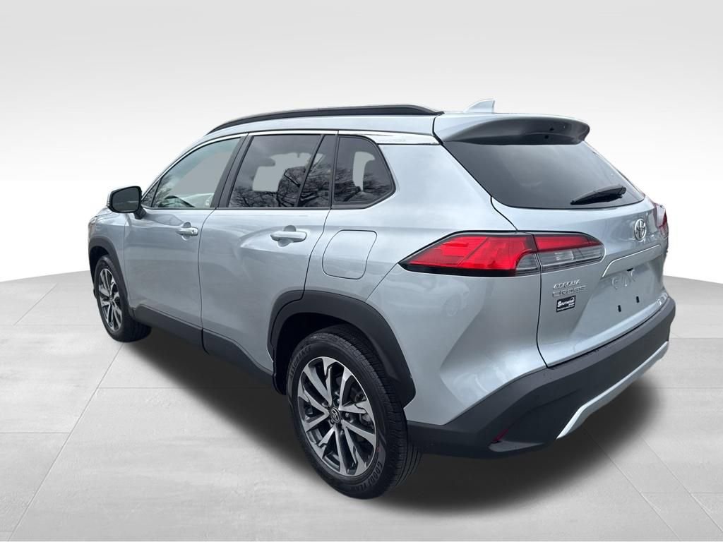 Used 2023 Toyota Corolla Cross XLE image 3