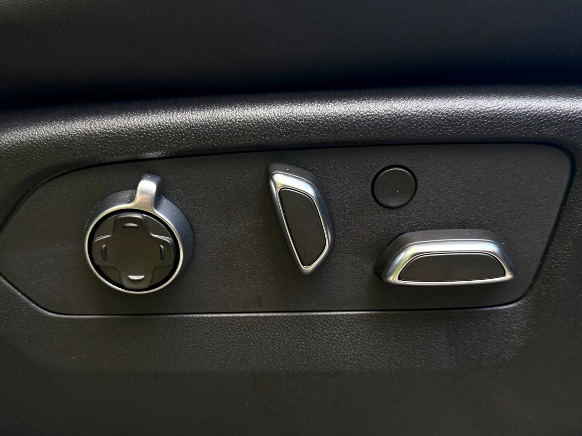 Used 2025 Cadillac Escalade Sport Platinum w/ LPO, ONYX Package image 46