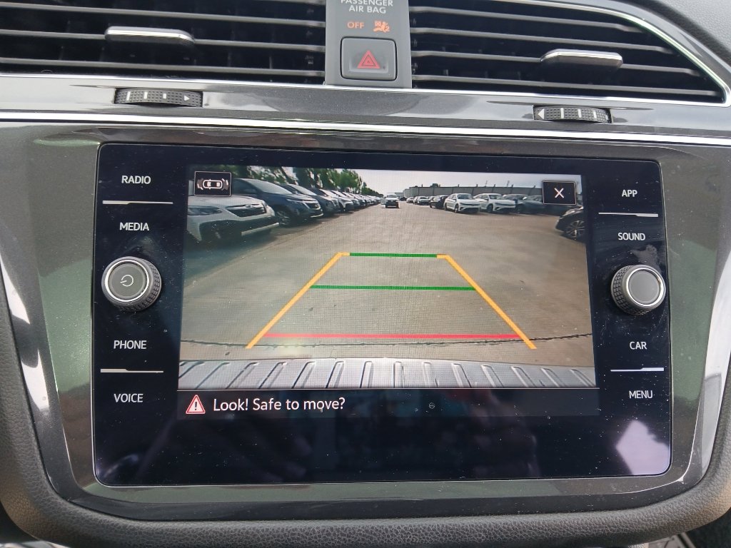 Used 2023 Volkswagen Tiguan SE w/ Panoramic Sunroof Package AWD/4WD image 17