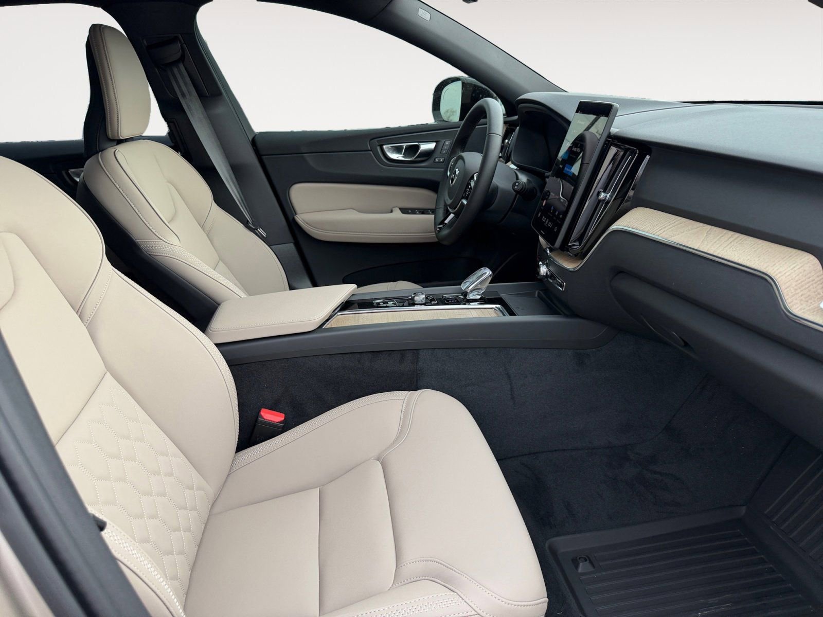 New 2026 Volvo XC60 B5 Plus w/ Protection Package Premier image 15