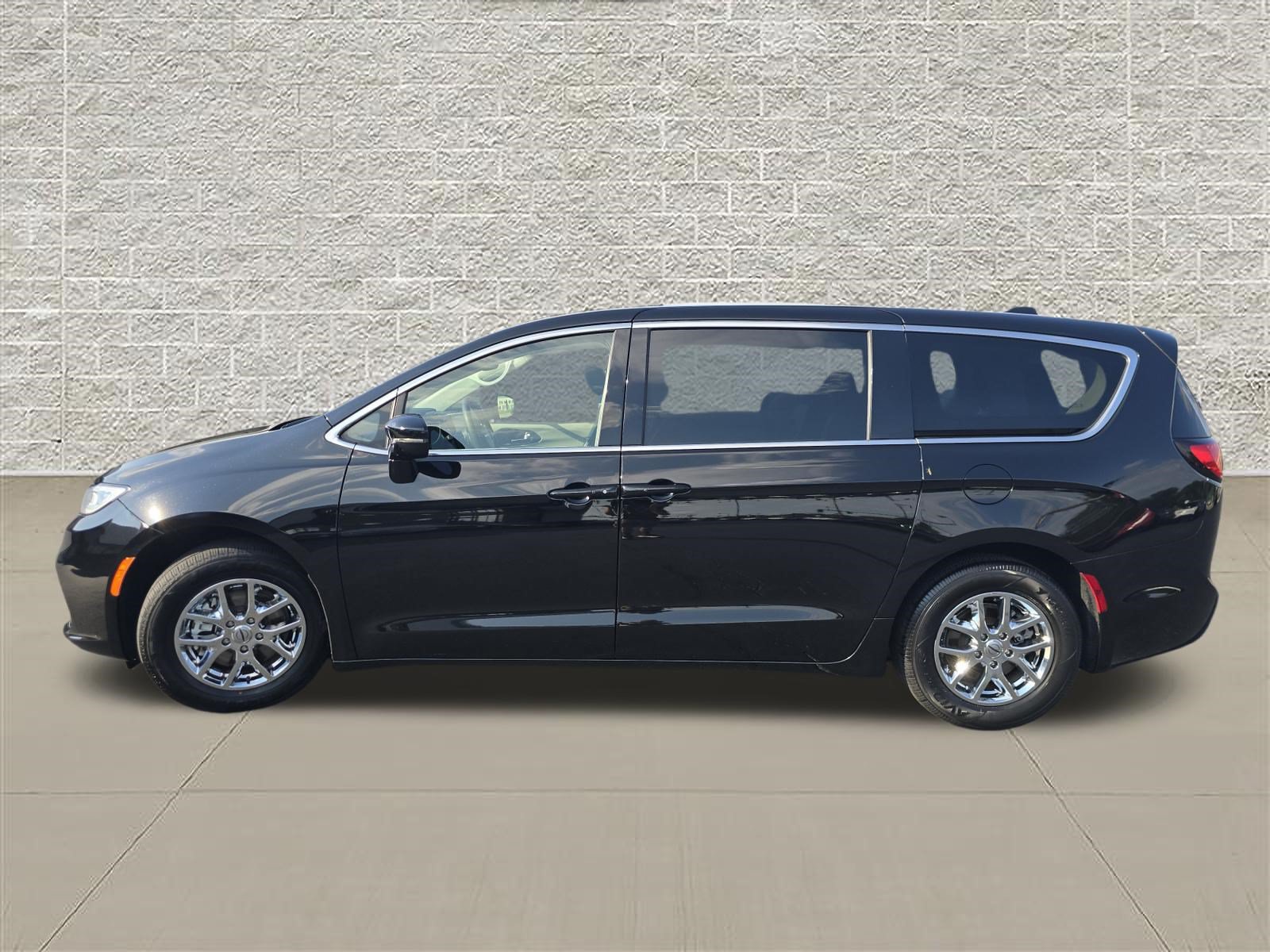 Used 2024 Chrysler Pacifica Touring-L FWD image 4
