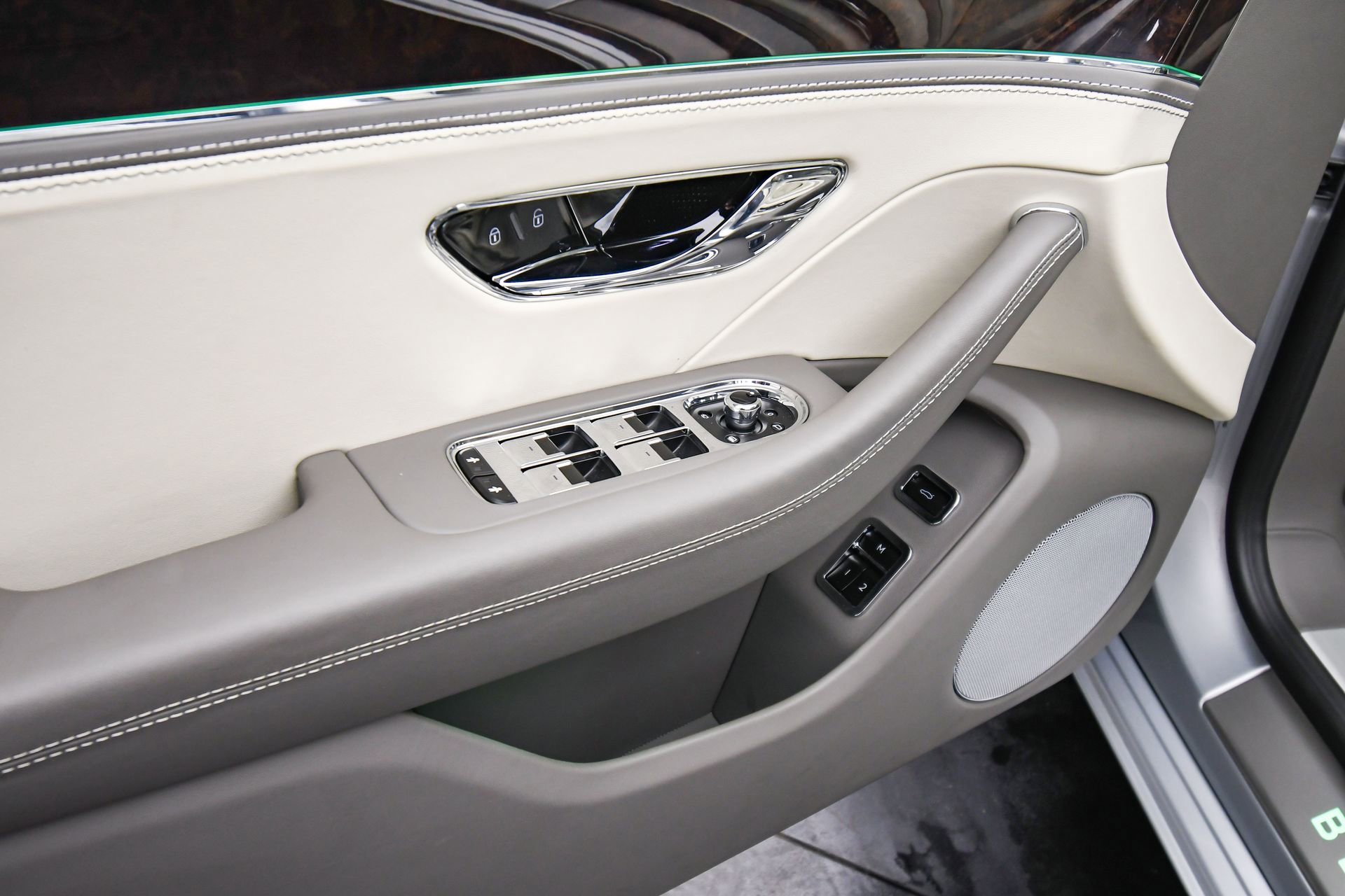 Used 2022 Bentley Flying Spur V8 image 45