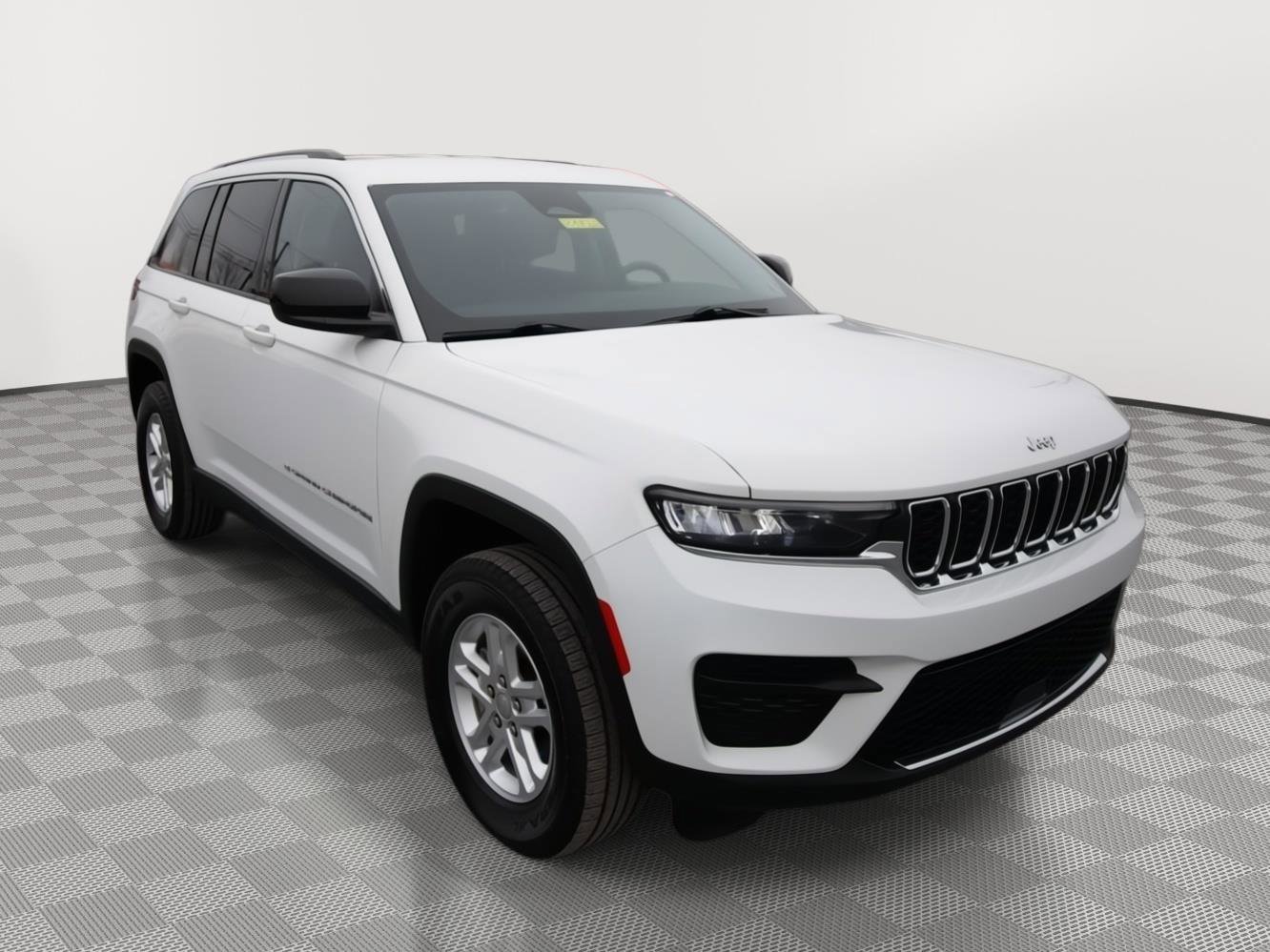 Used 2023 Jeep Grand Cherokee Laredo image 3