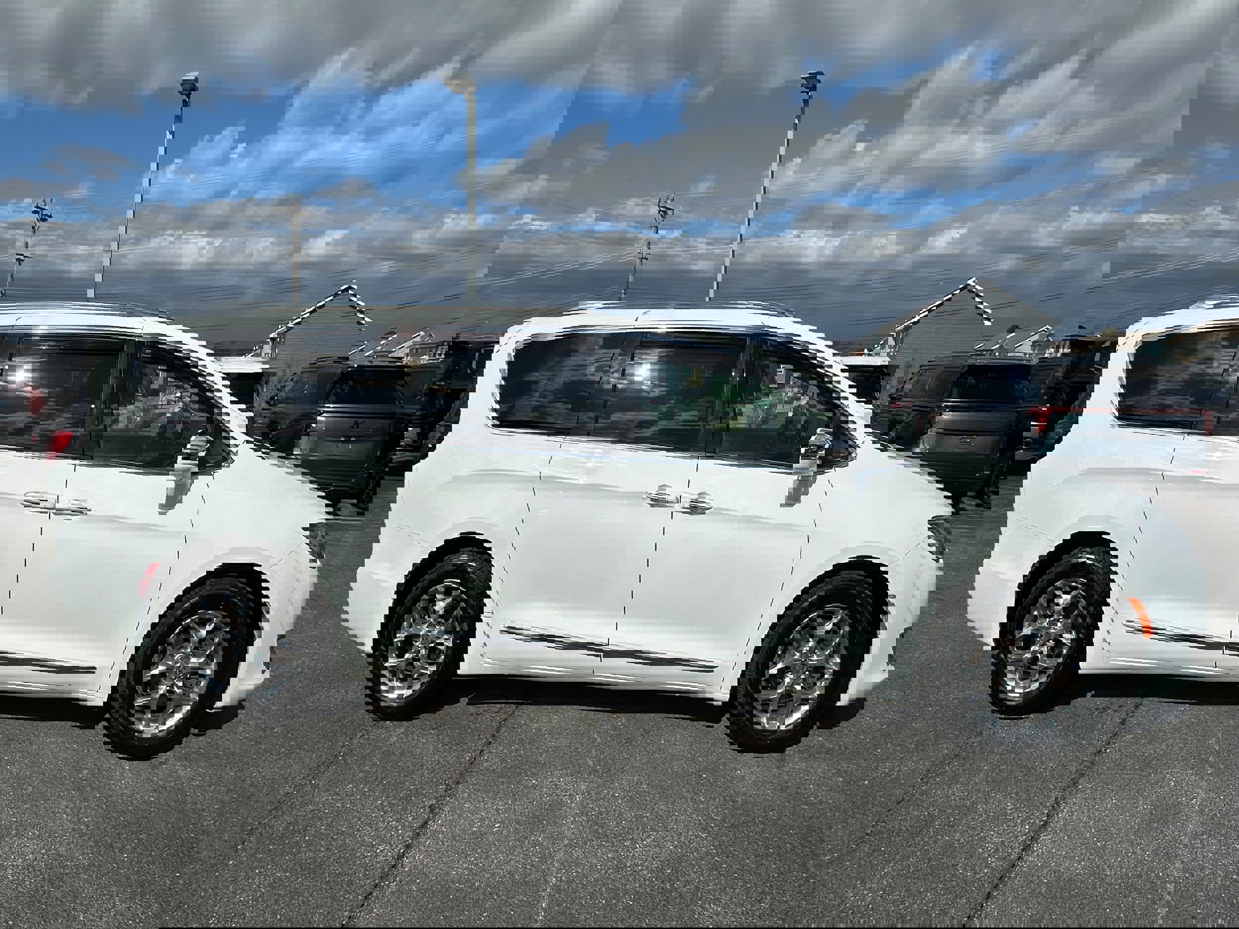 Used 2018 Chrysler Pacifica Limited image 4