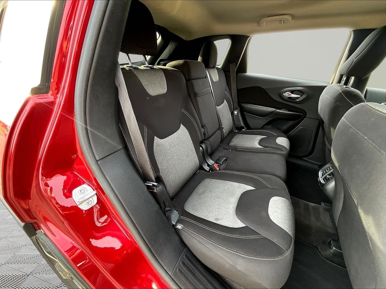 Used 2016 Jeep Cherokee Sport FWD image 23