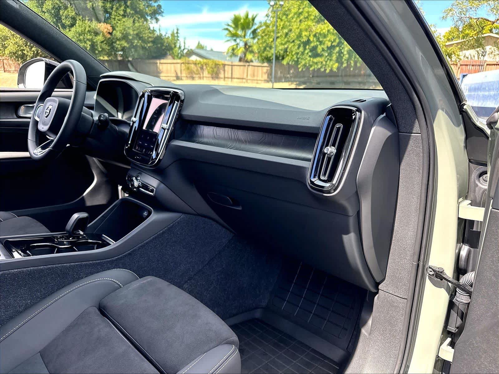 Used 2023 Volvo XC40 Recharge Plus w/ Protection Package Premier AWD/4WD image 19