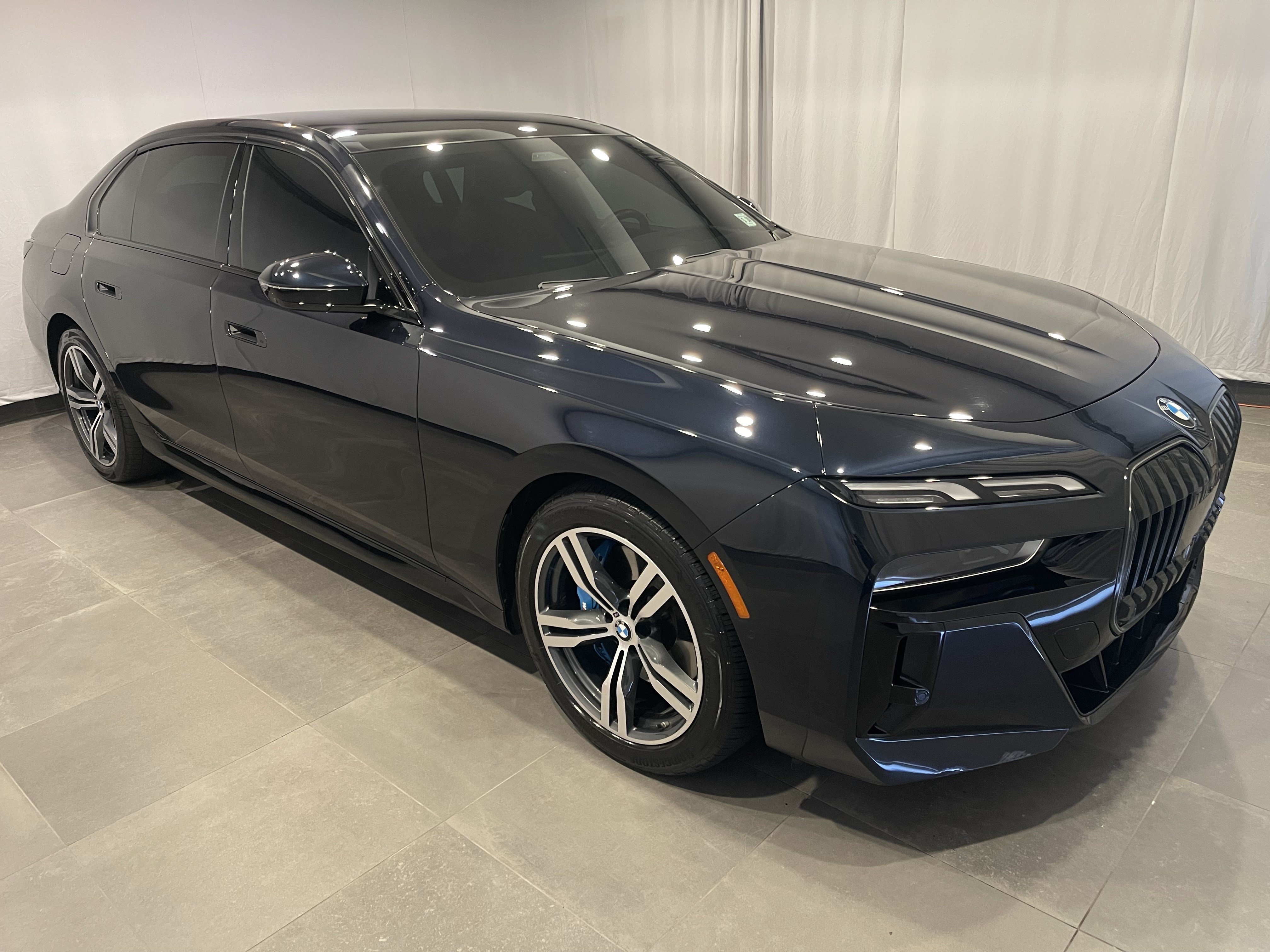 Used 2023 BMW 740i w/ Parking Assistance Package RWD image 3
