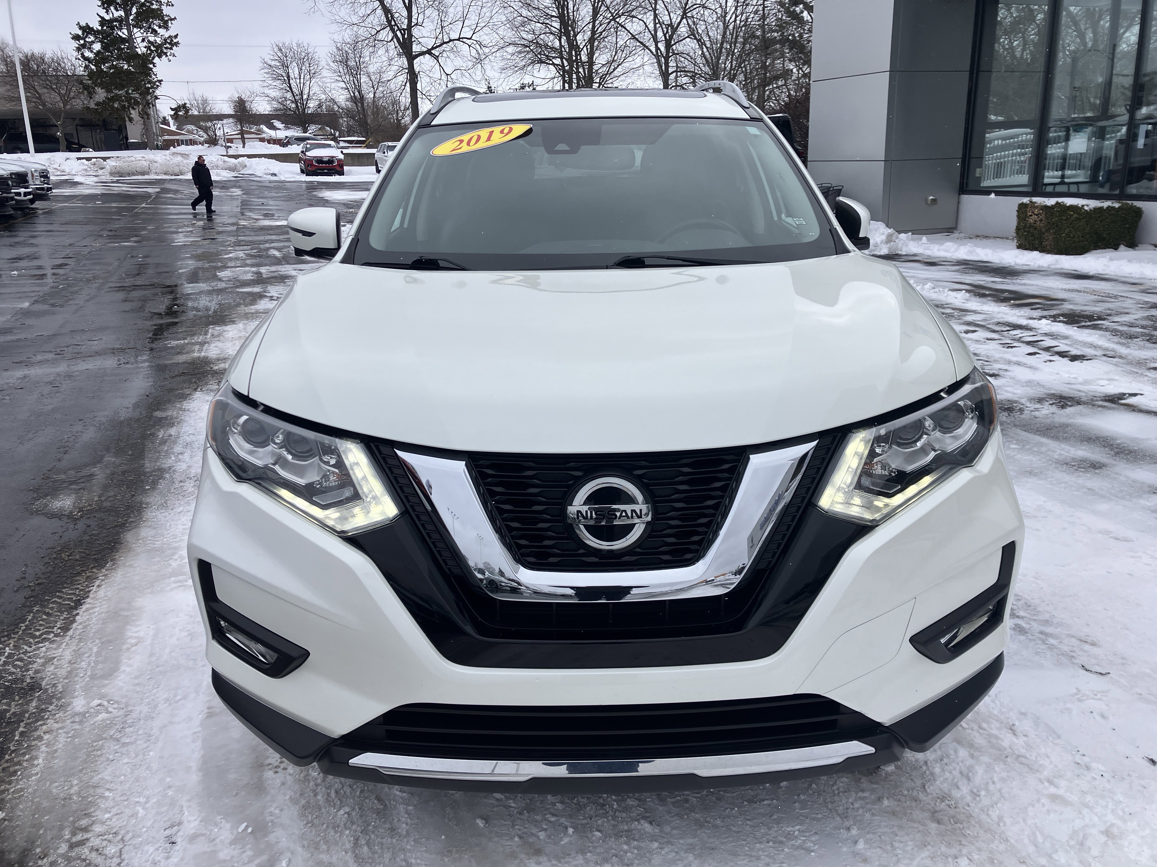 Used 2019 Nissan Rogue SL w/ Premium Package image 2