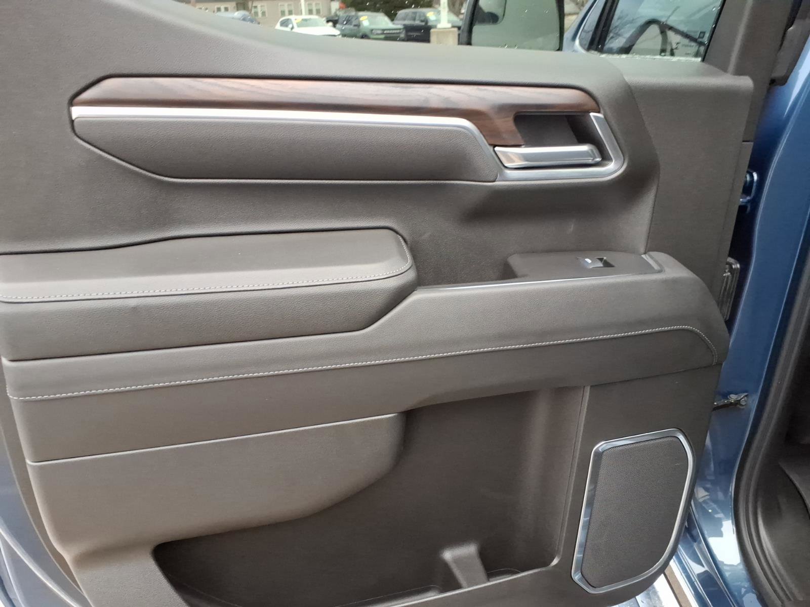 Used 2024 GMC Sierra 1500 SLT w/ SLT Convenience Package image 8