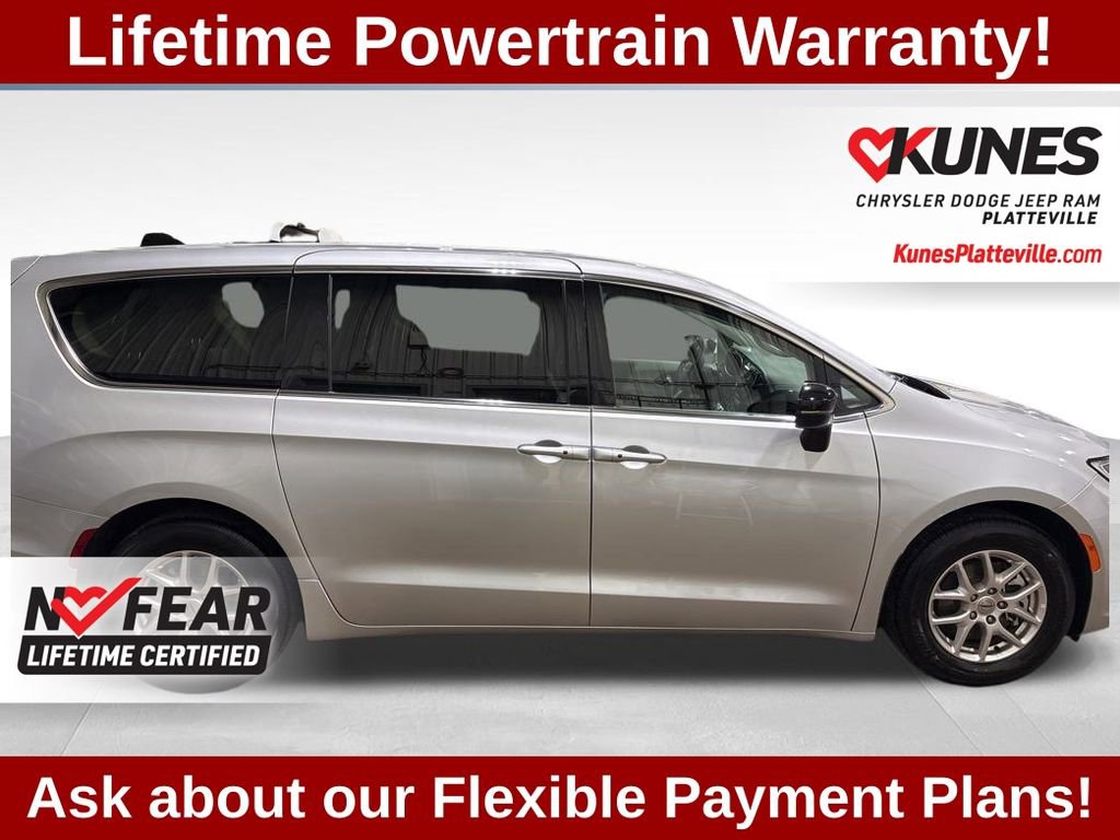Used 2024 Chrysler Pacifica Touring-L image 12