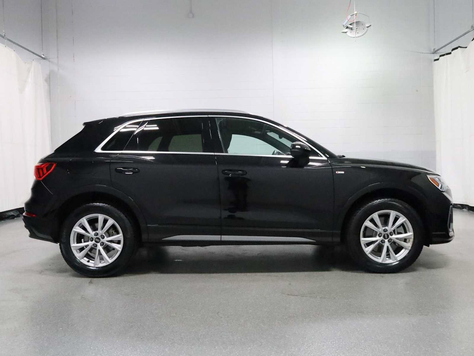Certified 2025 Audi Q3 2.0T Premium w/ Convenience Package AWD/4WD image 10