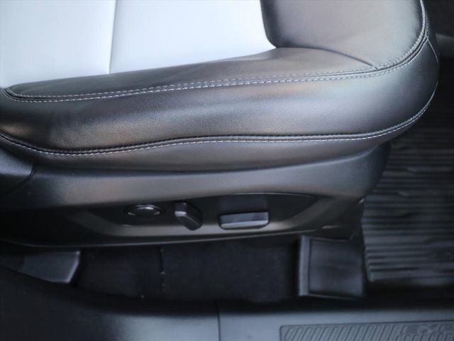 Used 2022 Ford Explorer XLT w/ Equipment Group 202A image 13