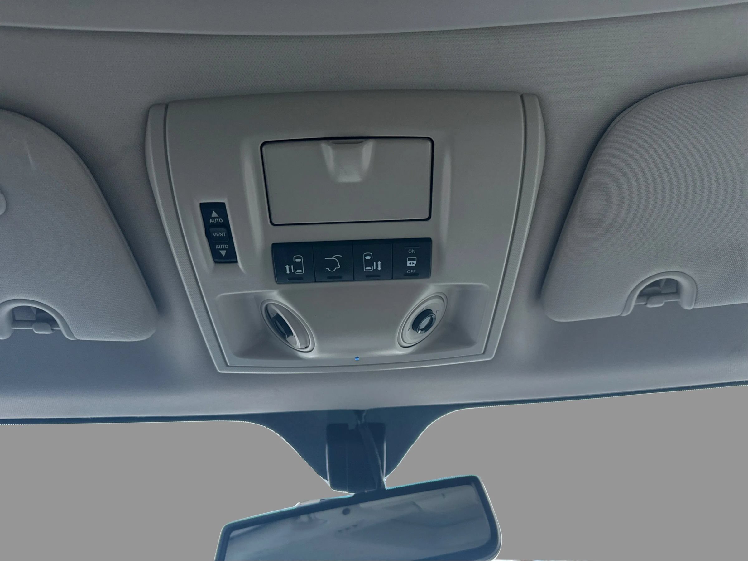 Used 2015 Chrysler Town & Country Limited Platinum FWD image 16