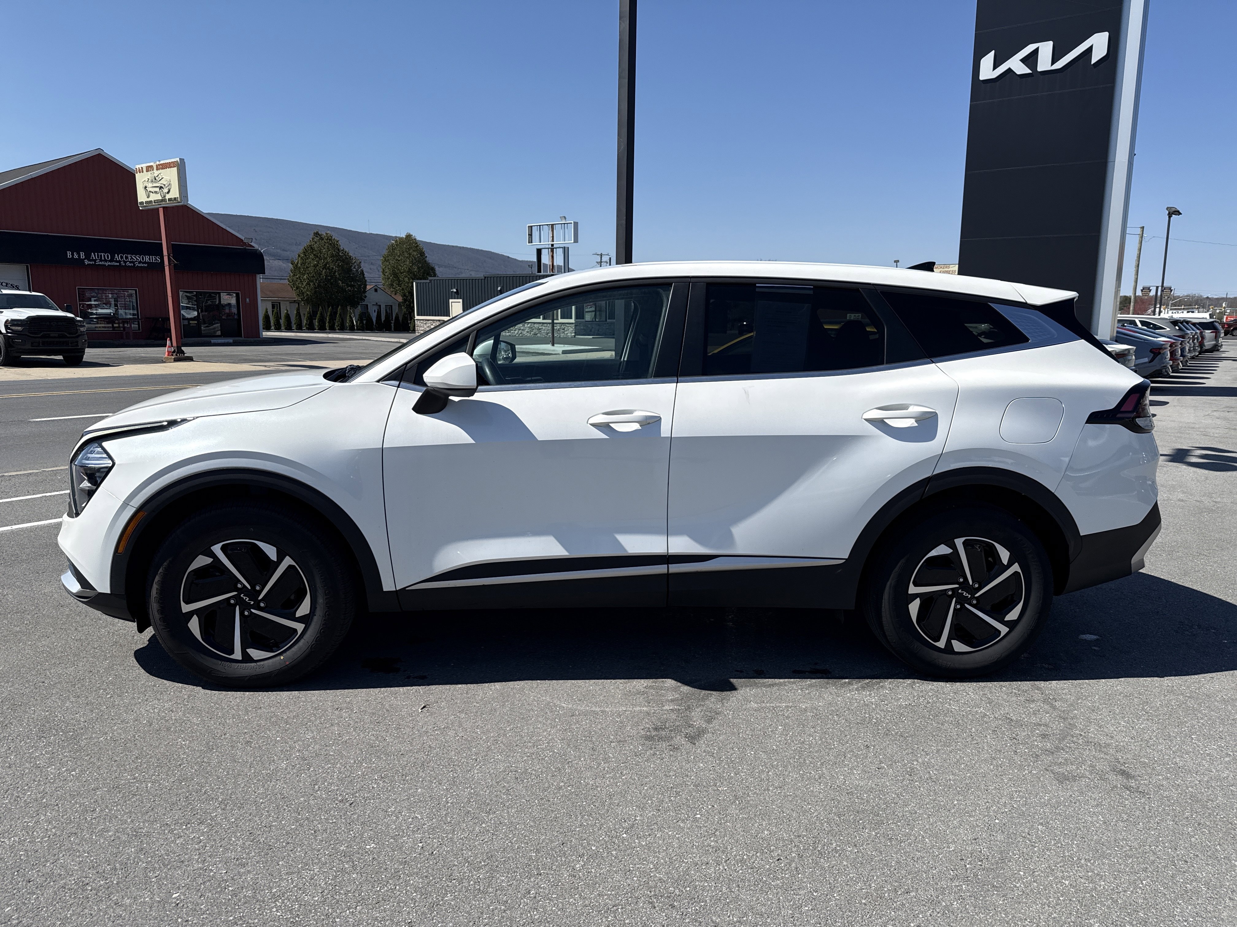 Used 2023 Kia Sportage LX image 7