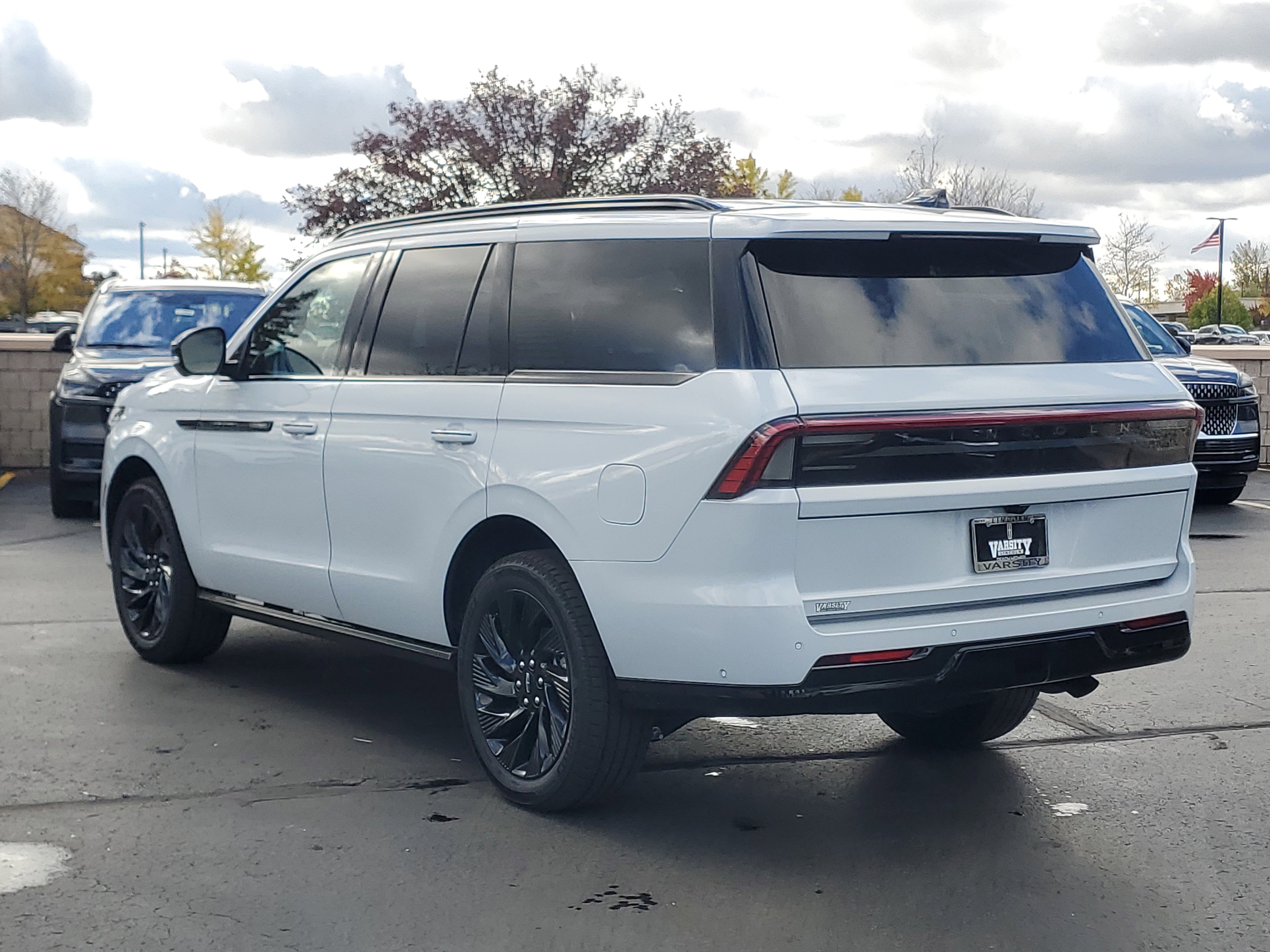 New 2025 Lincoln Navigator Reserve w/ Jet Appearance Package image 3
