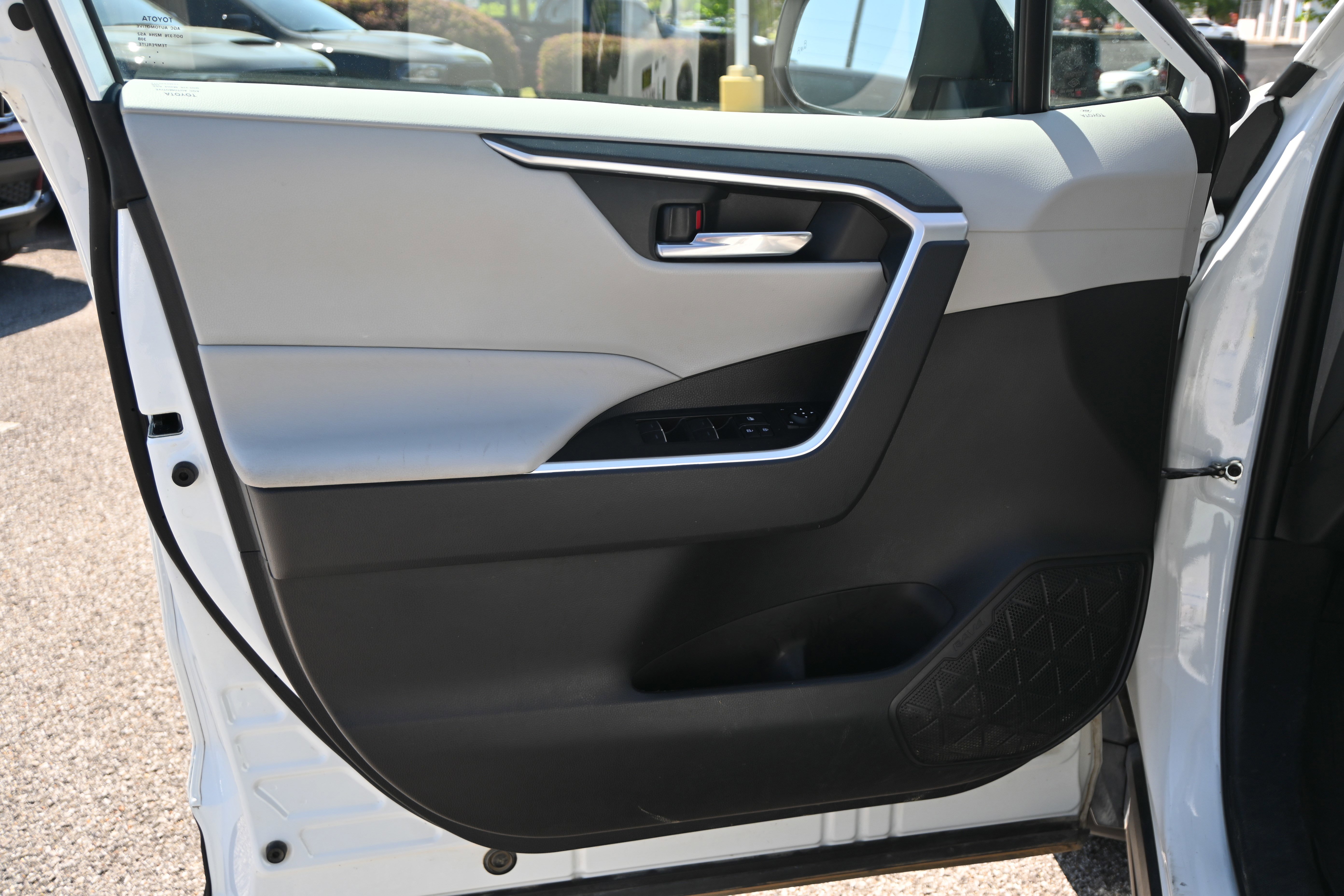 Used 2022 Toyota RAV4 XLE Premium image 28