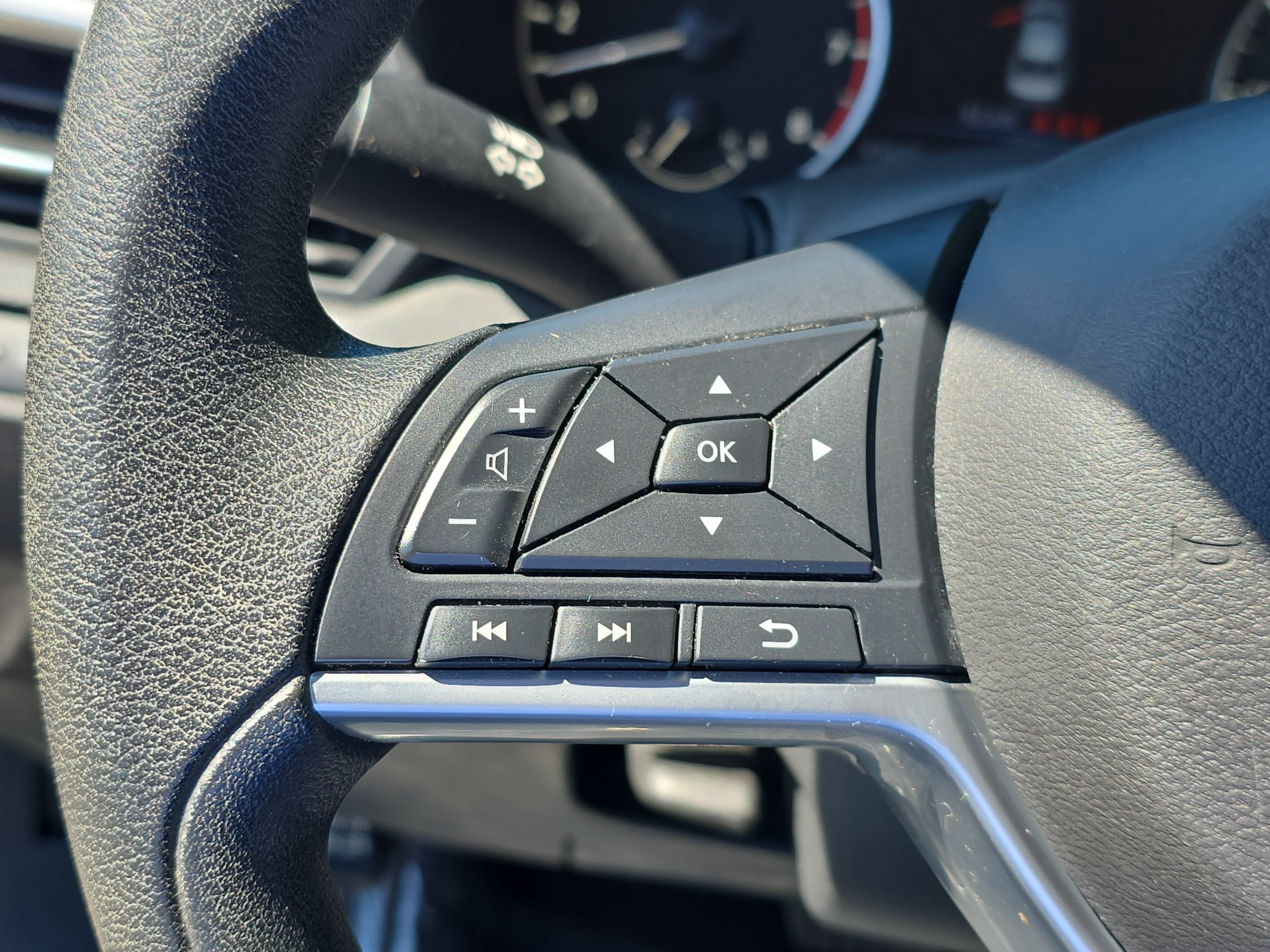 Used 2025 Nissan Altima 2.5 SV FWD image 14