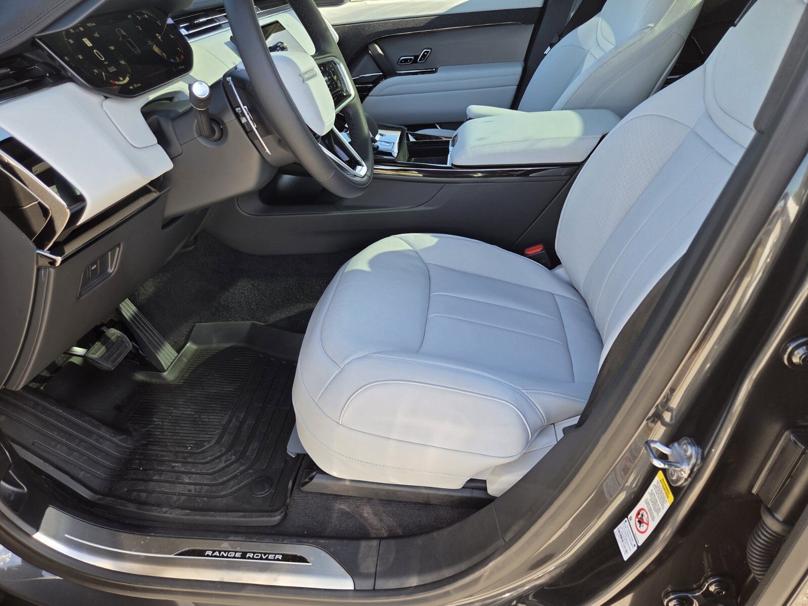 New 2025 Land Rover Range Rover Sport SE image 17