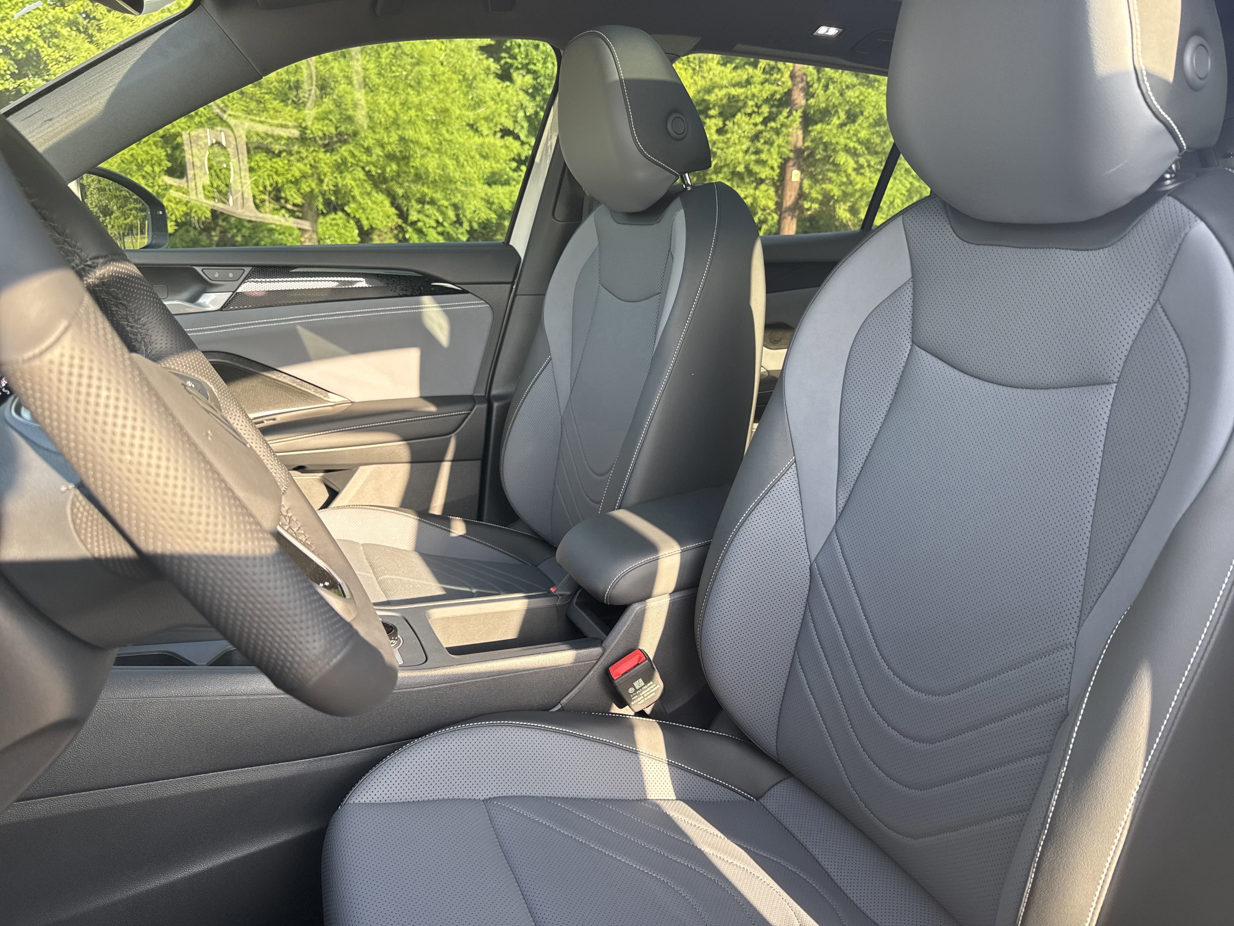Certified 2026 Volkswagen Tiguan SE R-Line FWD image 38